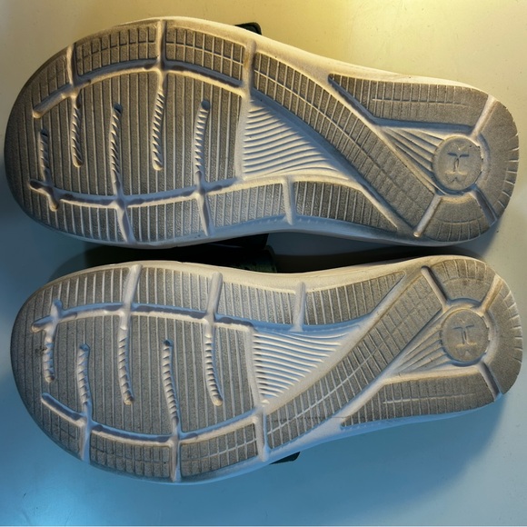 Under Armour Unisex-Child Ignite Vi Slide Sandal. Black and lime green. Size 5Y. - Picture 5 of 7